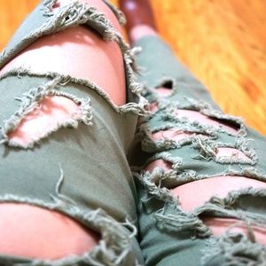 Final Sale!Forever 21 High Waist Ripped Straight Jeans- Size: 7/8 Women's